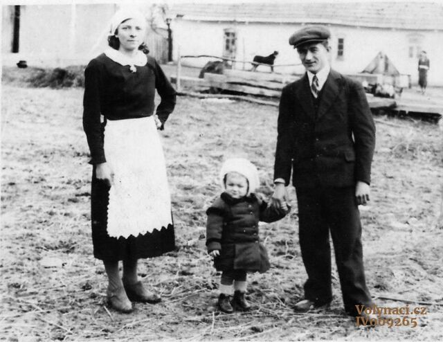 Lipiny na Volyni (Štěpánkovi na svém statku), před 1944. Zdroj: archiv Marie Bažantové, se svolením Volynaci.cz